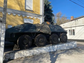 FOTO // Activități extremiste la Bălți. Litera „Z” a apărut pe o blindată miliatară și pe fațada clădirii comunității ucrainenilor